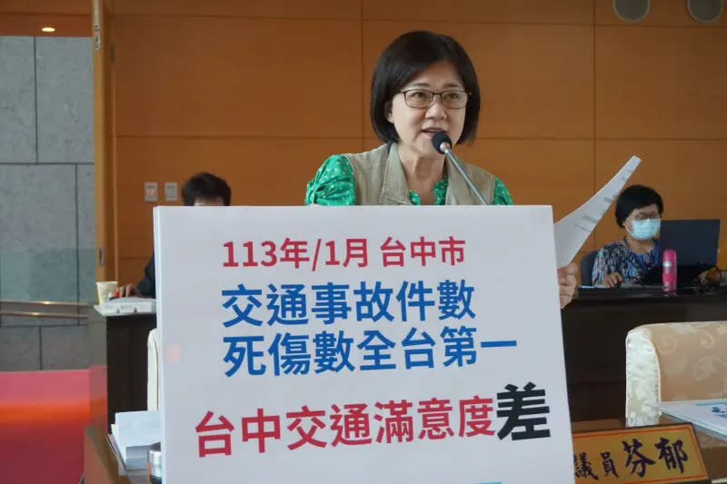 ▲議員張芬郁指出，今年1月交通事故件數6897件、死傷人數9242人，再度拿下全國第一，要求全通規劃和硬體設(圖／柳榮俊攝2024.4.15)