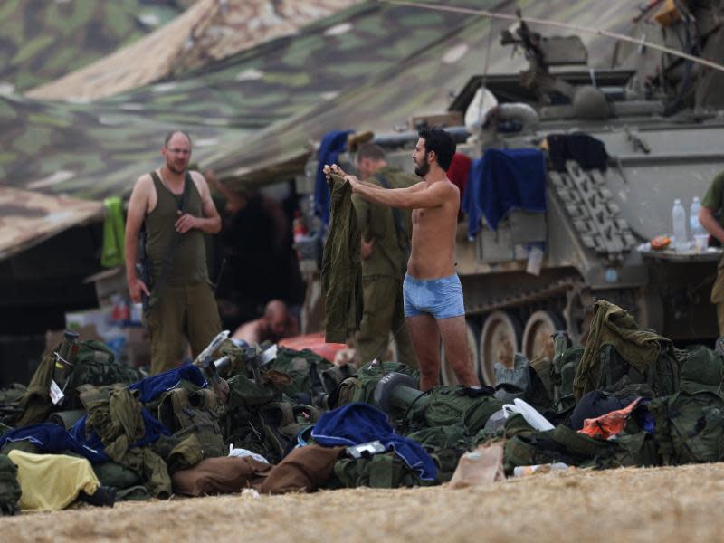 Wäsche wechseln: Israelische Soldaten während einer Kampfpause. Foto: Atef Safadi