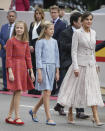 <p>Letizia la ha combinado con una americana de cuello solapa estilo blazer de apertura en uve que se ataba con cuatro botones geométricamente colocados a la altura de su plano abdomen. La Reina ha lucido unos zapatos en el mismo tono acabados en punta y de tacón de aguja, estilo salón.</p> 