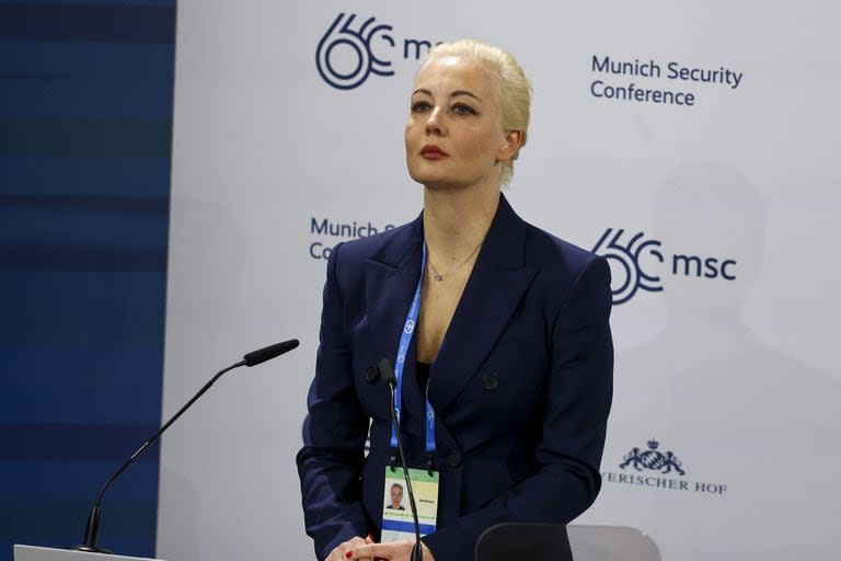 Yulia Navalnaya, esposa del líder de la oposición rusa Alexei Navalny, reacciona mientras habla durante la Conferencia de Seguridad de Munich, en Munich, Alemania, el viernes 16 de febrero de 2024. (Kai Pfaffenbach/ AP)