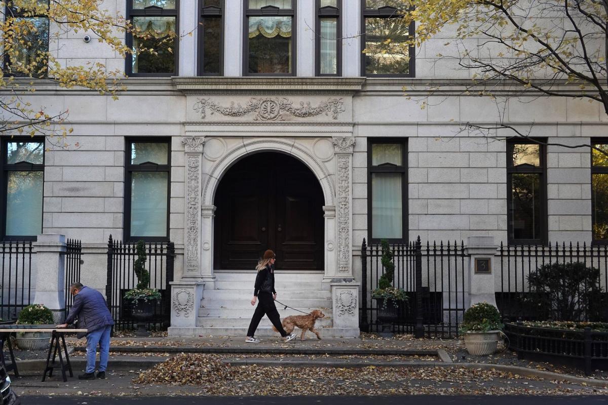 Ultra-Wealthy Are Souring on Chicago's Most Elite Neighborhood