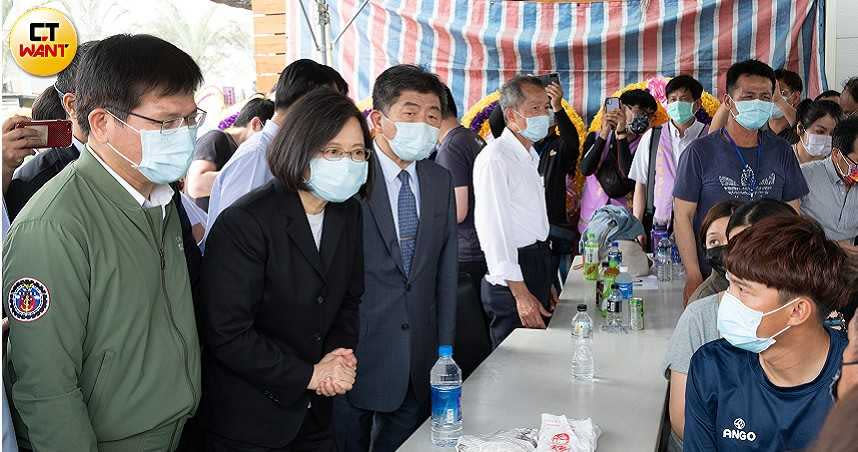 總統蔡英文和交通部長林佳龍昨日赴花蓮殯儀館慰問家屬。（圖／記者張文玠攝）