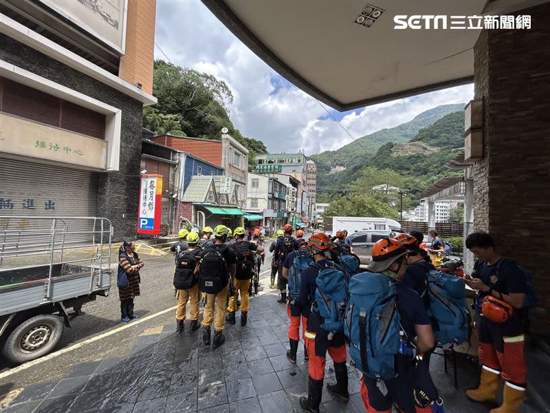 搜救人員抵達現場勸離受困民眾。（圖／翻攝畫面）