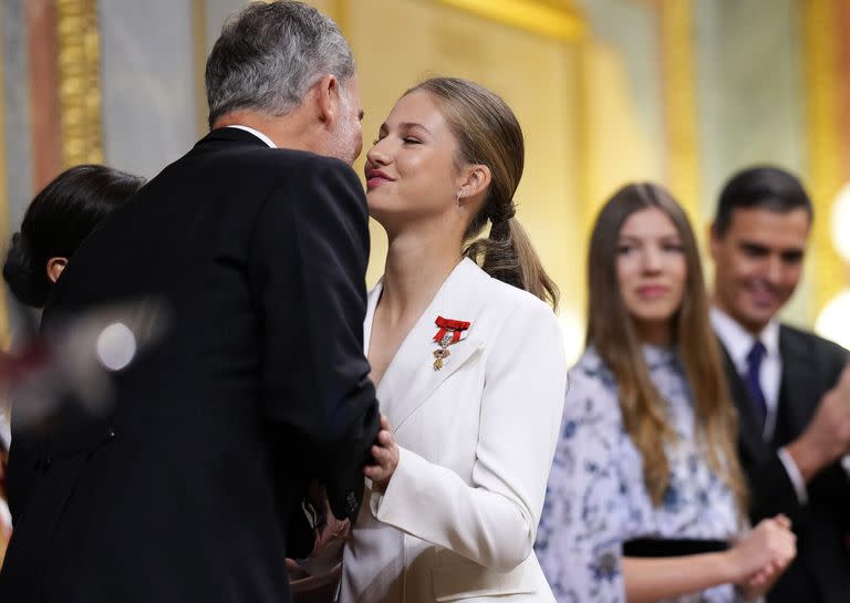 La princesa Leonor besa a su padre, el rey español Felipe VI, después de jurar lealtad a la Constitución 