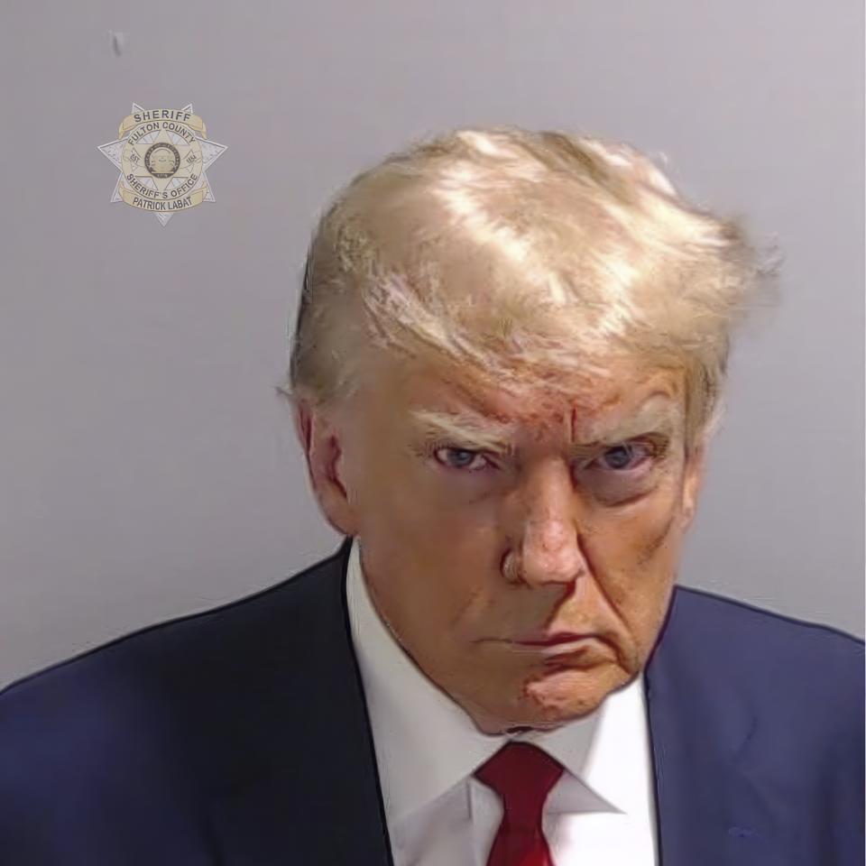 Esta foto de prontuario proveída por la policía del condado Fulton, en Georgia, muestra al expresidente Donald Trump al ser fichado el jueves 24 de agosto de 2023. (Oficina del Sherif del condado Fulton vía AP)