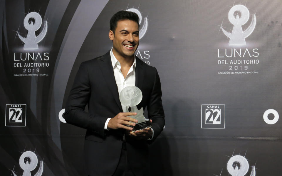 ARCHIVO – En esta fotografía de archivo del 30 de octubre de 2019 el cantante mexicano Carlos Rivera posa con su premio a mejor espectáculo de balada en los premios Lunas del Auditorio en el Auditorio Nacional de la Ciudad de México en la Ciudad de México. Las Lunas del Auditorio informaron el 7 de julio de 2020 que se cancelará su ceremonia presencial de premiación por el coronavirus. (Foto AP/Berenice Bautista, archivo)