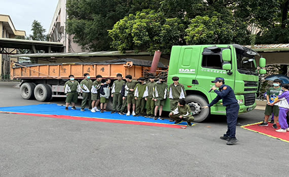 （觀傳媒宜蘭新聞）【記者陳俊傑/宜蘭報導】近年大型車事故頻傳，視野死角、內輪差通常為事故主因，為讓學生深刻體會交通安全的重要性。宜蘭縣政府今(6)日下午在東光國中舉辦「大車內輪差教育」，以實地觀摩、親身體驗的方式，讓學生體會交通安全的重要性。