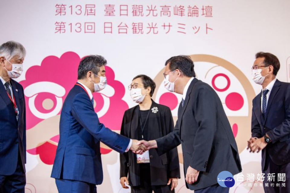 鄭市長與日本代表團握手致意。
