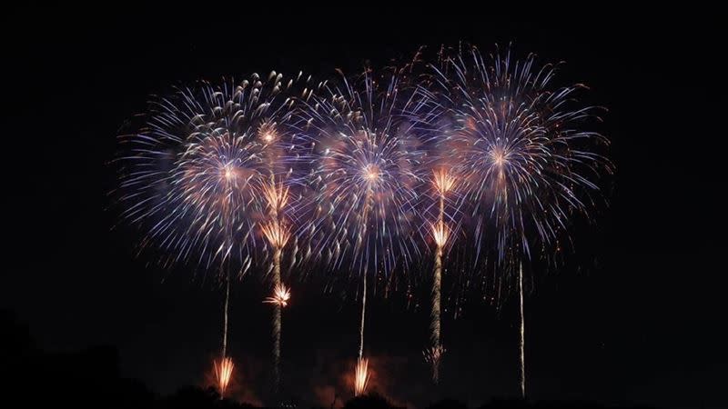 112年國慶焰火18日晚間在台中中央公園試放5分鐘，1500發不同效果的焰火花樣在夜空綻放。（圖／翻攝自盧秀燕臉書）