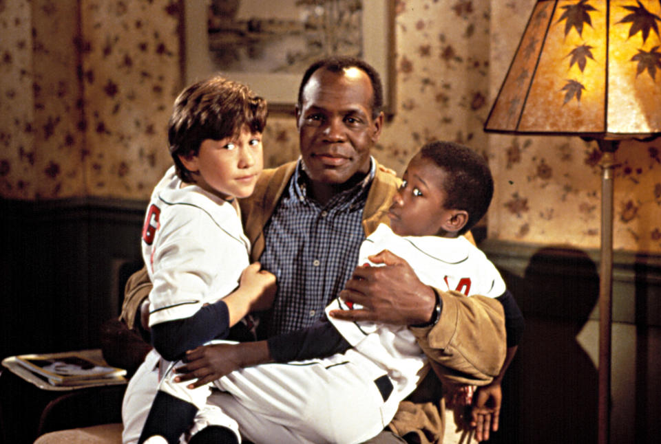 Danny GLover holds Joseph Gordon-Levitt and Milton Davis, Jr.