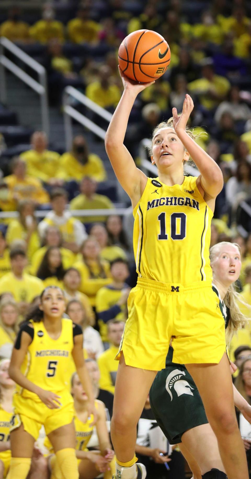 Michigan Wolverines guard Jordan Hobbs (10) scores against the Michigan State Spartans during fourth-quarter action at Crisler Center in Ann Arbor on Saturday, Jan. 14, 2023.