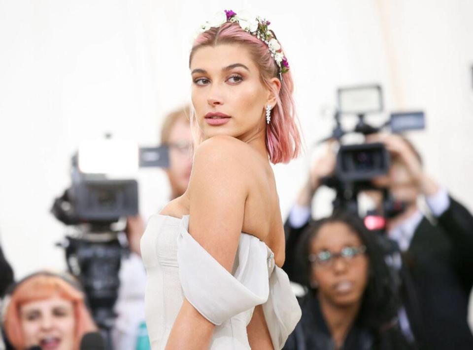 ESC: Hailey Baldwin, Dolce & Gabbana