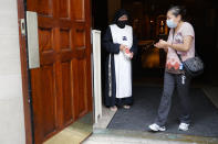 Una parroquiana se desinfecta las manos tras asistir a una misa en español en la iglesia San Bartolomeo de Queens, Nueva York, el 6 de julio del 2020. (AP Photo/John Minchillo)