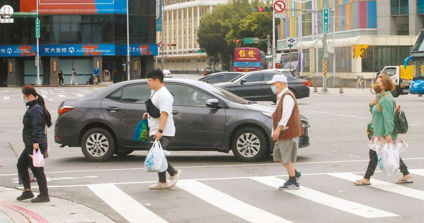 為撕除行人地獄的標籤，台北市政府警察局25日起至6月底執行行人路權大執法。（圖／趙雙傑攝）