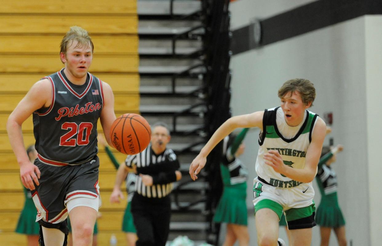 Piketon's Garrett Legg (#20) drives down the court during a game against Huntington on Feb. 7, 2023. Legg ended the game with 15 points as the Redstreaks defeated the Huntsmen 75-67.