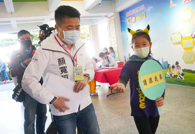 台中第二選區立委補選，國民黨參選人顏寬恒3日出席大肚國小「自我領導光采榮耀大肚領導日」活動，由該校小朋友引導至會場。（黃國峰攝）