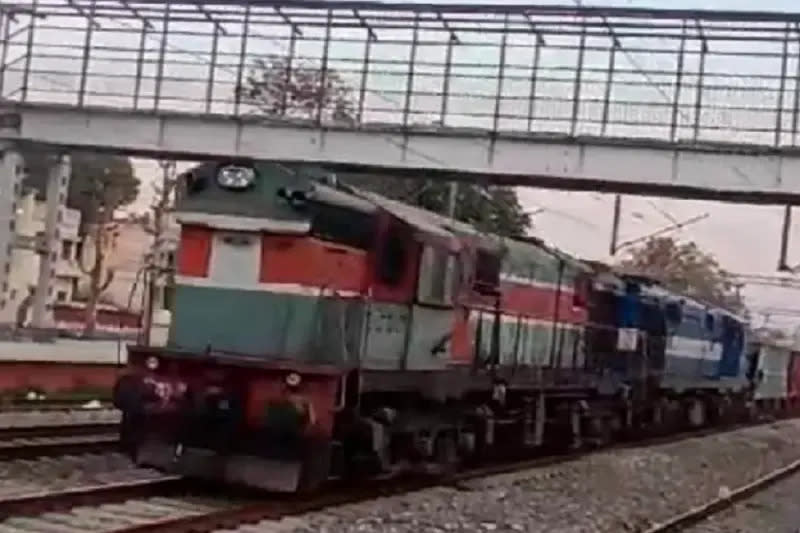 ▲印度鐵路日前發生貨運火車在「無人駕駛」的狀態下，以時速100公里高速行駛約70公里。（圖／翻攝自「X」平台影片）