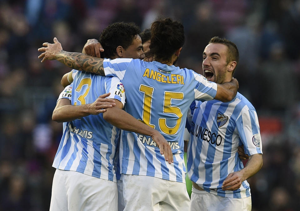 Los jugadores del Málaga celebran tras su victoria sobre el Barcelona en partido de la Liga española jugado el 21 de febrero de 2015 en en Camp Nou, en Barcelona (AFP | LLUIS GENE)