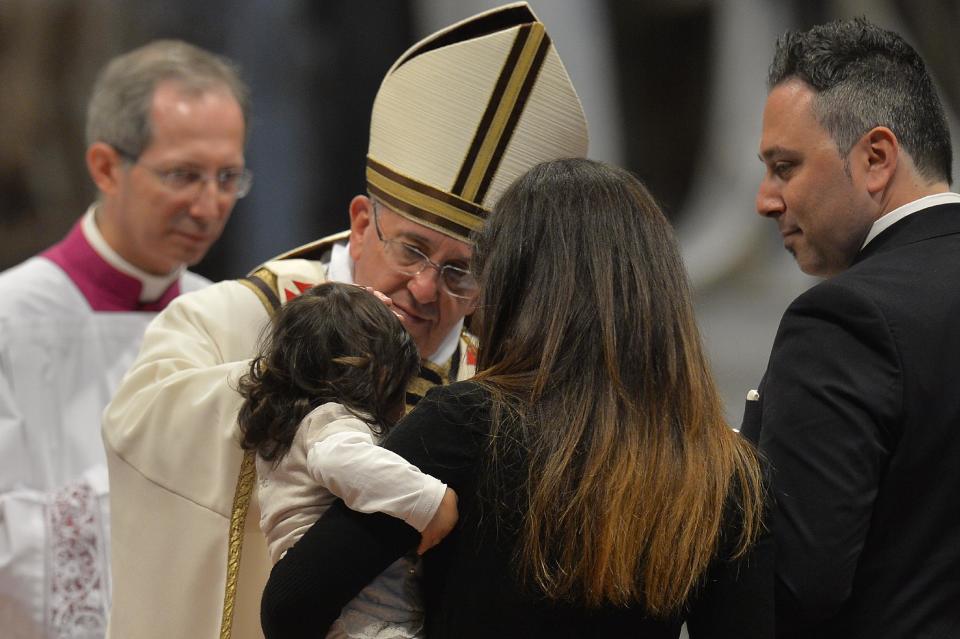 El papa Francisco bendice a una niña durante la Misa Crismal de Jueves Santo el 17 de abril de 2014 en la Basílica de San Pedro, en el Vaticano