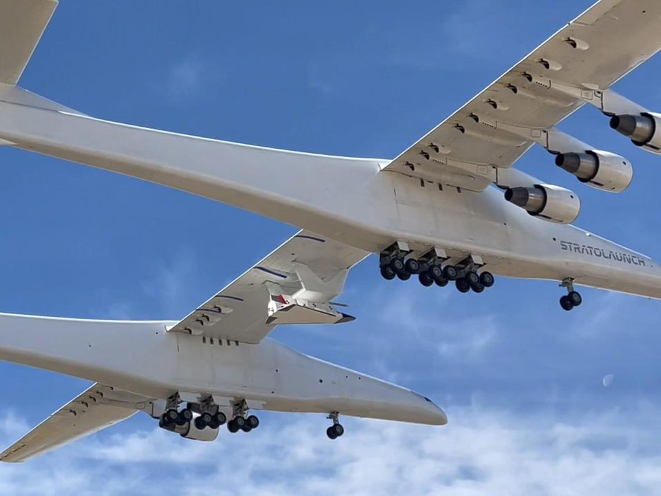 Stratolaunch takeoff with Talon-A 1 attached.