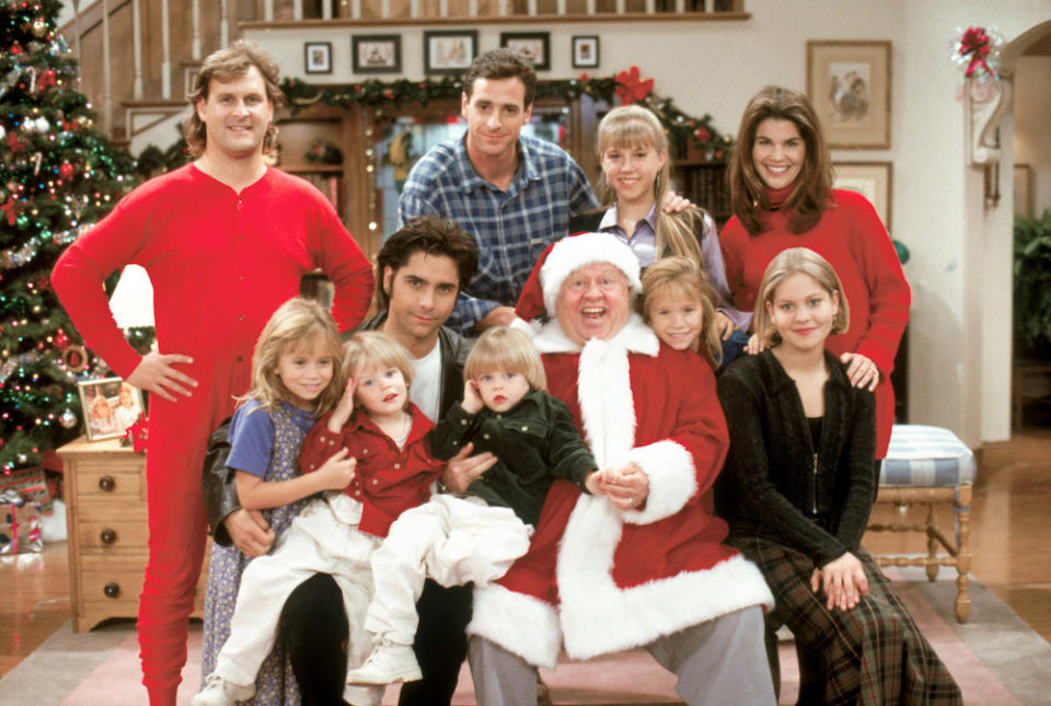 FULL HOUSE, Standing: Dave Coulier, Bob Saget, Jodie Sweetin, Lori Loughlin, Sitting: Ashley Olsen, Dylan Tuomy-Wilhoit, John Stamos, Blake Tuomy-Wilhoit, Mickey Rooney, Mary Kate Olsen, Candace Cameron, 'Arrest Ye Merry Gentlemen', (Season 8 aired 12/13/94),  1987-1995, © Warner Bros. / Courtesy: Everett Collection