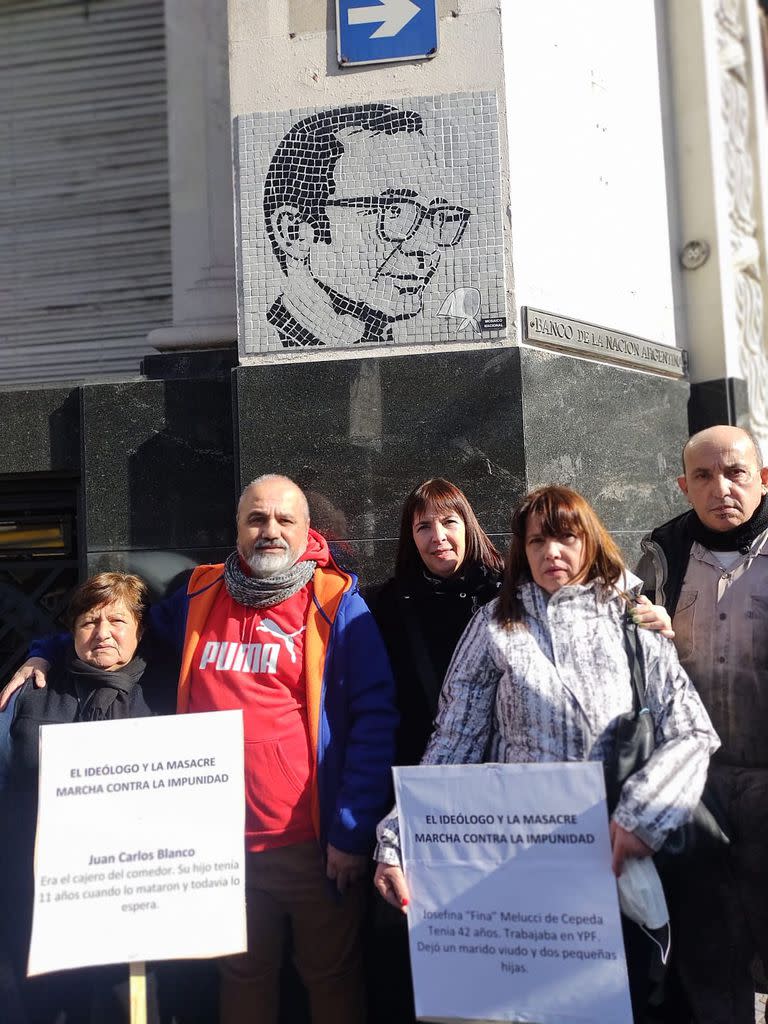 Familiares de las víctimas reclaman que se deje sin efecto el homenaje a Rodolfo Walsh, al considerarlo autor intelectual de la "Masacre del comedor"