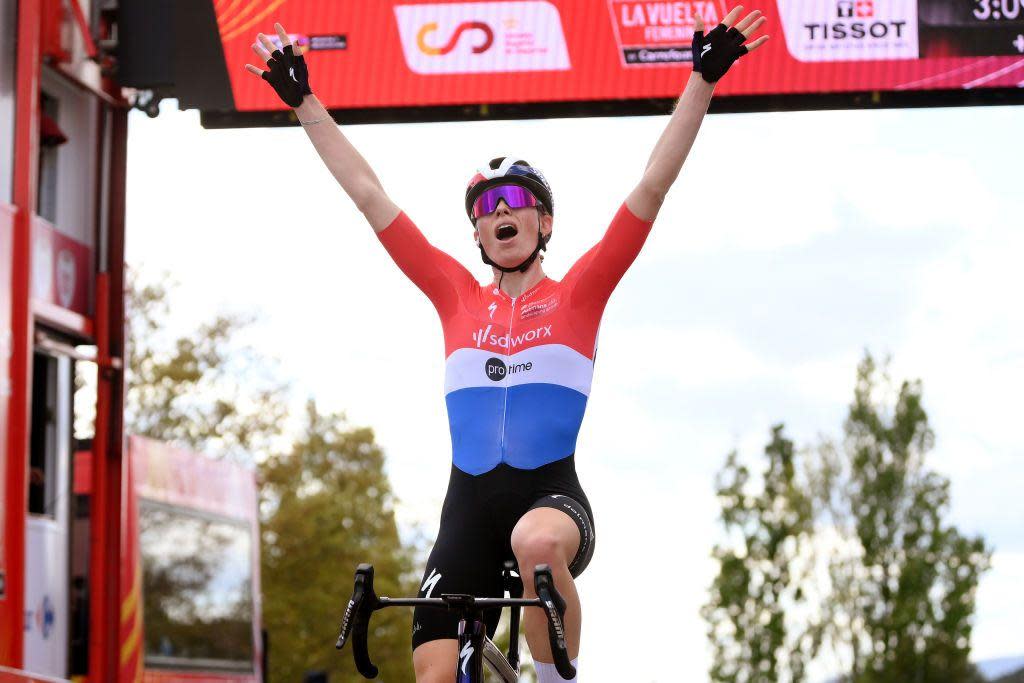 Demi Vollering celebrates win in Vuelta