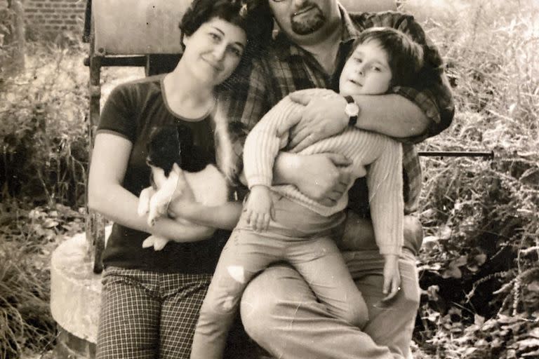 Vera Cirkovic con su madre Ruth y su padre Milán 