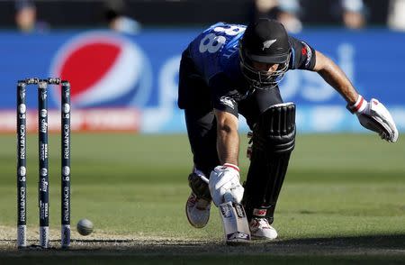 New Zealand's Grant Elliott reaches to make his ground during the Cricket World Cup final match against Australia at the Melbourne Cricket Ground (MCG) March 29, 2015. REUTERS/Jason Reed