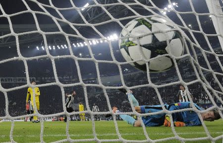 Football Soccer - Juventus v Dinamo Zagreb - UEFA Champions League Group Stage - Group H - Juventus Stadium, Turin - 7/12/16 Juventus' Gonzalo Higuain scores their first goal Reuters / Giorgio Perottino Livepic