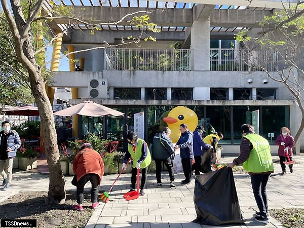 志工們在里內清掃煙蒂及垃圾，為居家空間爭取舒適空間。（圖：環保局提供）