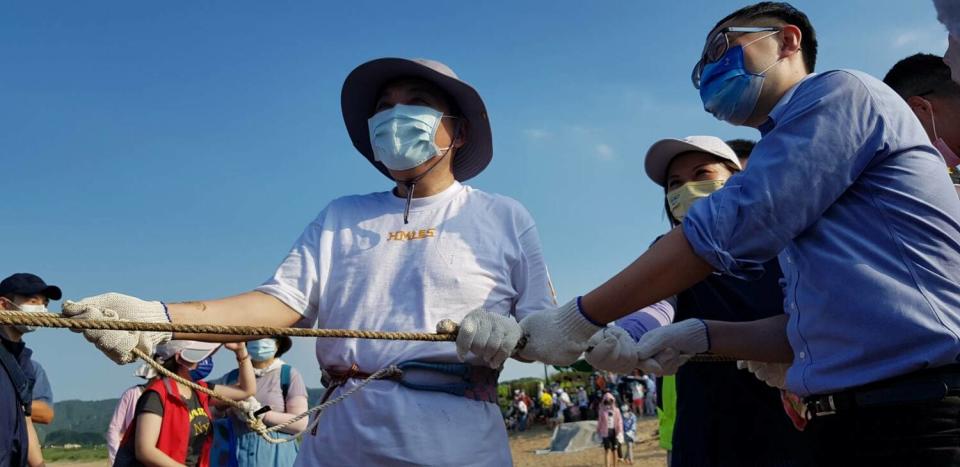 侯友宜表示，牽罟活動在北海岸已有多年歷史，因人口外移、居民老化及技術斷層等因素影響，這種需要大量人力的牽罟已停滯多年。   圖：金山區公所提供