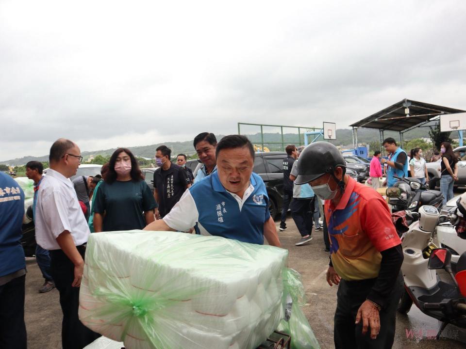 ▲員林市公所辦理水果套袋發送，市長游振雄於浮圳社區活動中心將套袋交到果農手中，收到的農友開心不已。（圖／記者陳雅芳攝，2023.08.04）