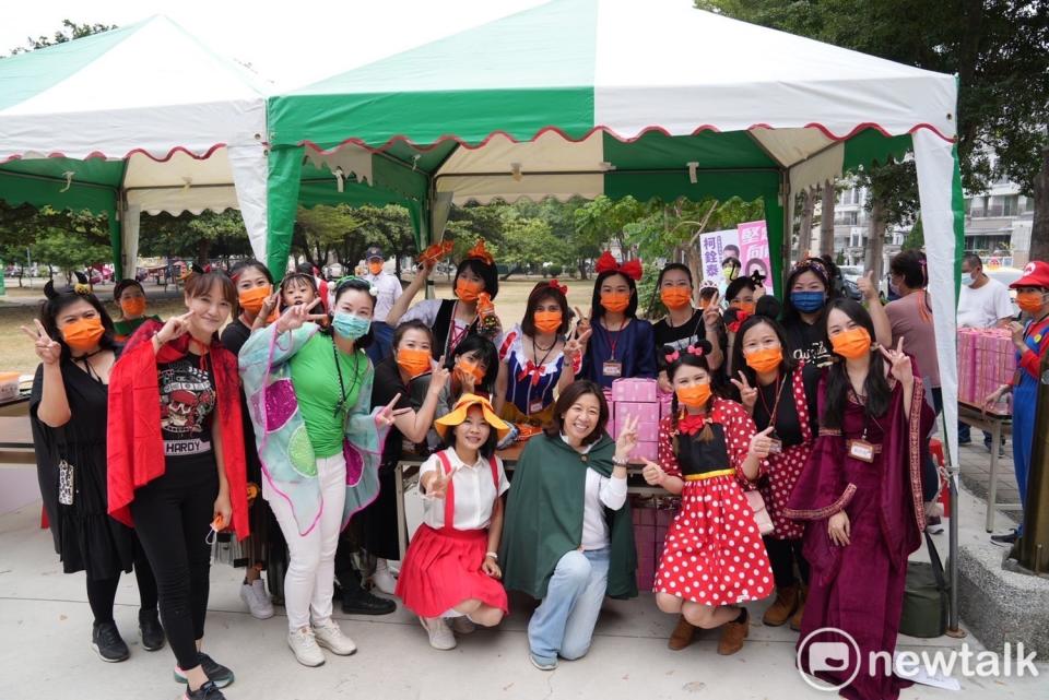 萬聖節即將到來，台南市議員蔡筱薇偕同台南市嬰幼兒托育協會在東區文聖公園舉辦「親子變裝音樂會」，立法委員林靜儀也應邀變裝出席。   圖：黃博郎／攝