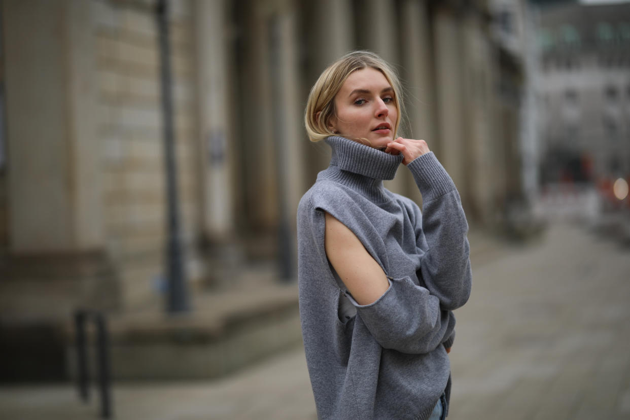 La modelo Eva Staudinger con un cut-out sweater de la marca SoSUE. (Photo by Jeremy Moeller/Getty Images)