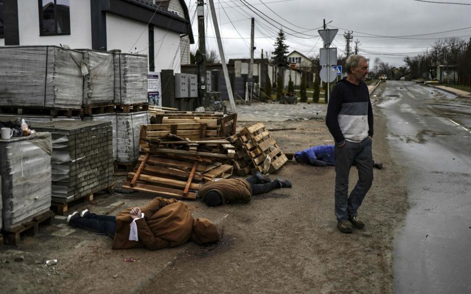 Dead bodies on the street in Bucha after the Russian occupation - RONALDO SCHEMIDT /AFP