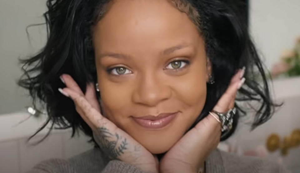 Doch im Sommer ist auch für RiRi weniger mehr – besonders in Sachen Make-up. (Bild: Screenshot YouTube / Fenty Beauty)