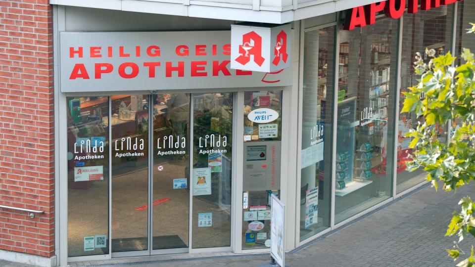 Ein Jahr nach dem Tod einer jungen Frau und ihres Babys durch verunreinigte Glukose aus der Heilig-Geist-Apotheke ist Anklage gegen eine Apothekerin erhoben worden.