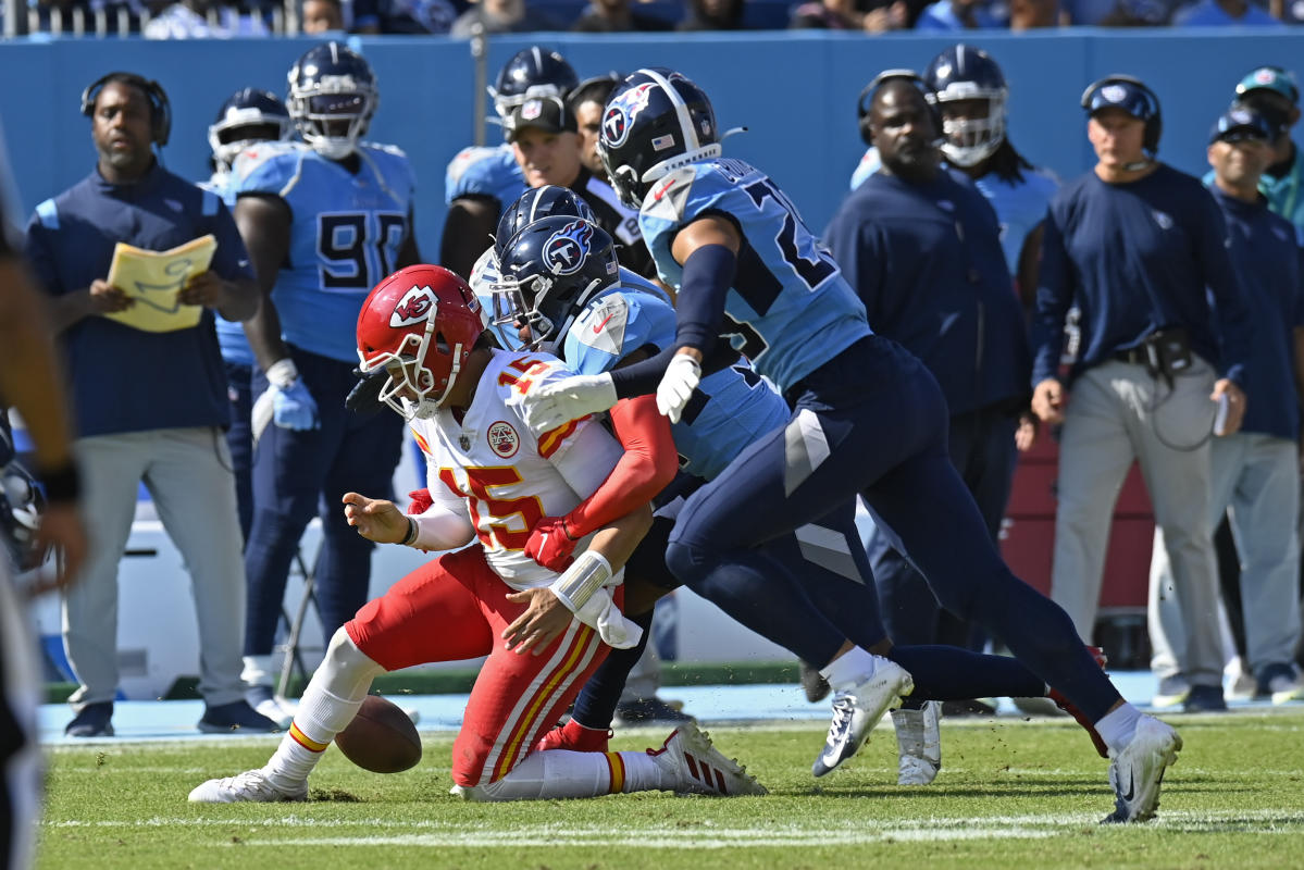 Two more Patrick Mahomes turnovers helps Tennessee rout Kansas City - The  Boston Globe