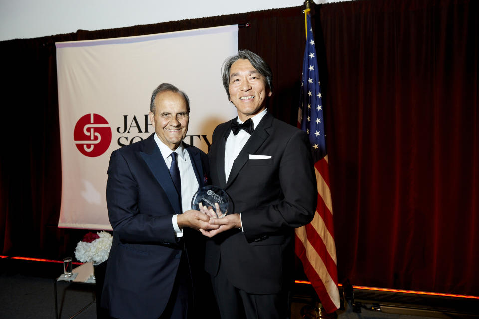 Hideki Matsui accepts the Japan Society Award, presented by legendary Yankees manager Joe Torre. (Daphne Youree / Japan Society)