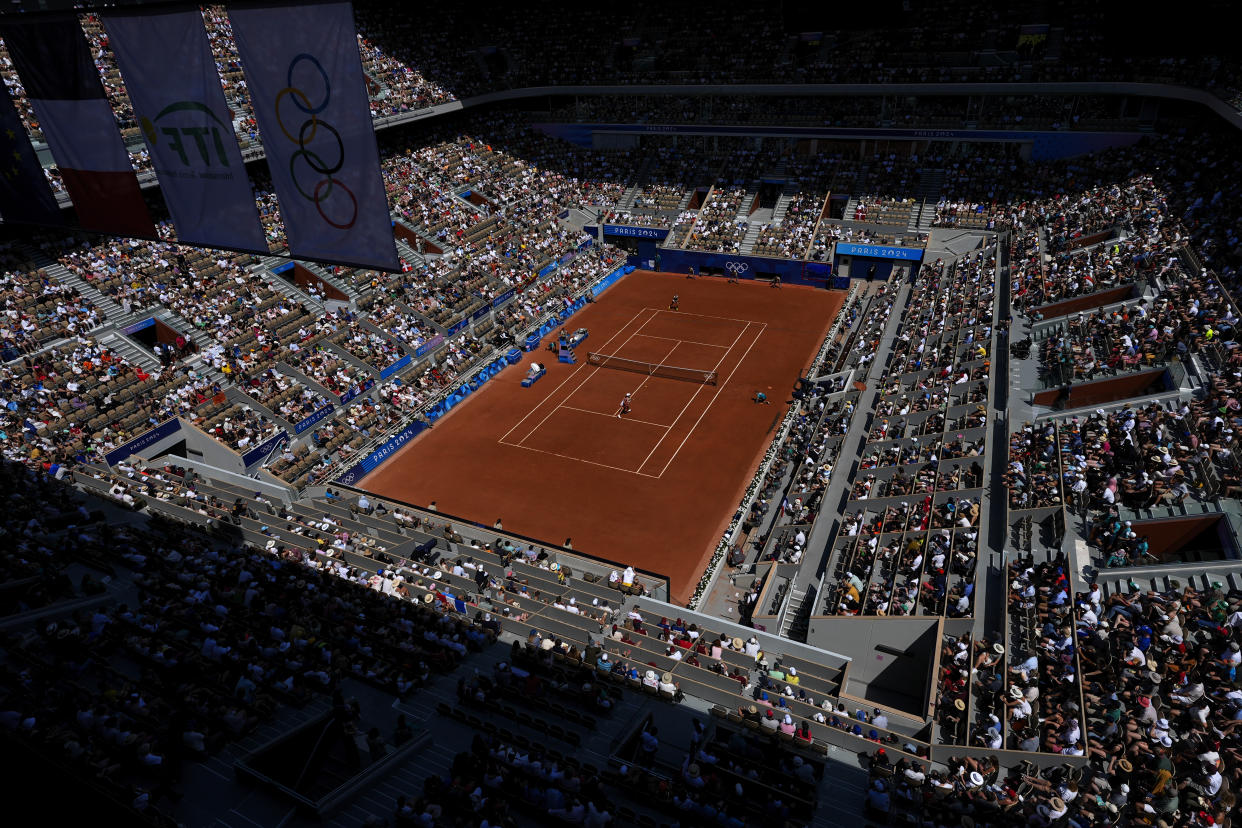 Una vista de uno de los estadios de Roland Garros donde se disputa el tenis en los Juegos Olímpicos, lunes 29 de julio de 2024, París, Francia. (AP Foto/Andy Wong)