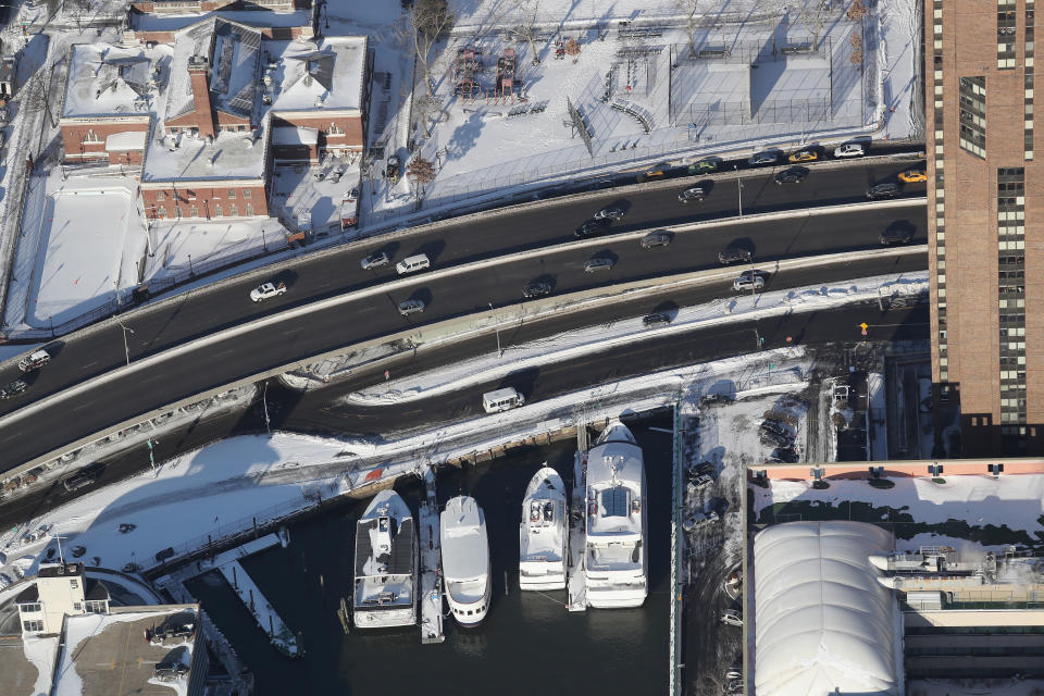 Traffic moves along the FDR drive along the East River on January 5, 2018 in New York City.&nbsp;