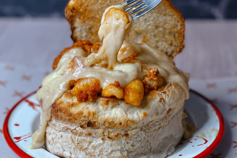 El inigualable volcán de pastas de Monti.