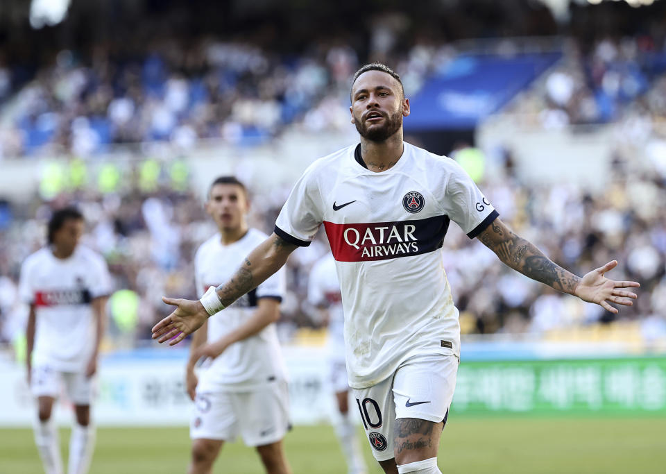 Neymar celebra tras anotar un gol para el Paris Saint-Germain en el amistoso contra Jeonbuk Hyundai, el jueves 3 de agosto de 2023, en Busán, Corea del Sur. (Yoon Dong-jin/Yonhap vía AP)