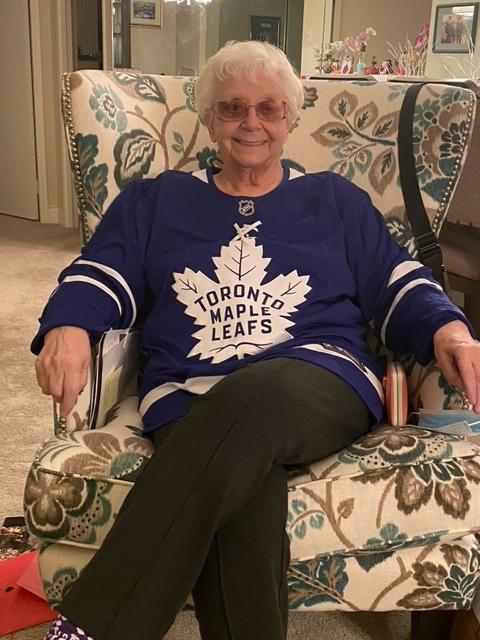 Nella foto è Jean Moné che indossa una maglia dei Maple Leafs.  (Foto per gentile concessione di Karen Mooney Stewart)