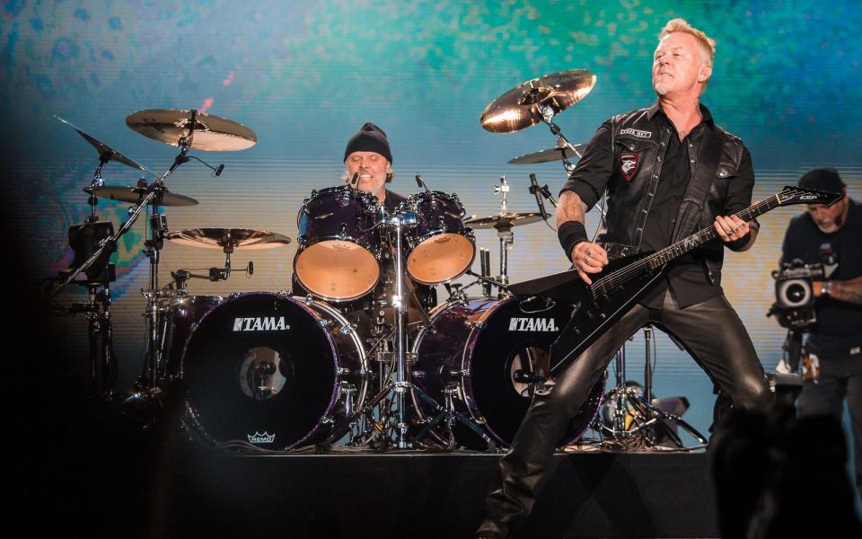 Schon nächsts Jahr dürfen sich Festival-Fans in Europa wieder freuen, wenn Schlagzeuger Lars Ulrich (links) und James Hetfield die Menge anheizen. (Bild: 2017 Getty Images/Mauricio Santana)