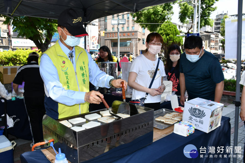 彰化市長林世賢為幫忙發生震災的姊妹市-花蓮市募款煎菜頭粿義賣。圖／彰化市公所提供