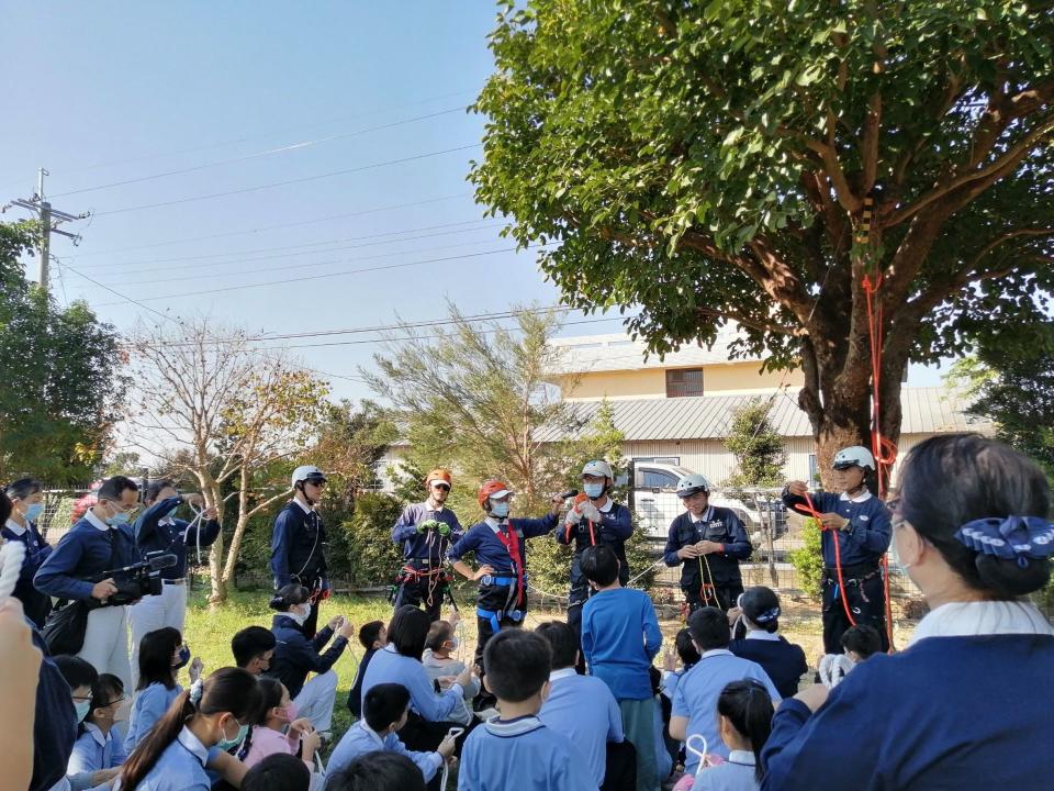 虎尾親子班為培養孩子有勇氣去面對生活中的困難，邀請慈濟雲林區急難救助隊的六位成員，指導大家如何打繩結及攀樹。