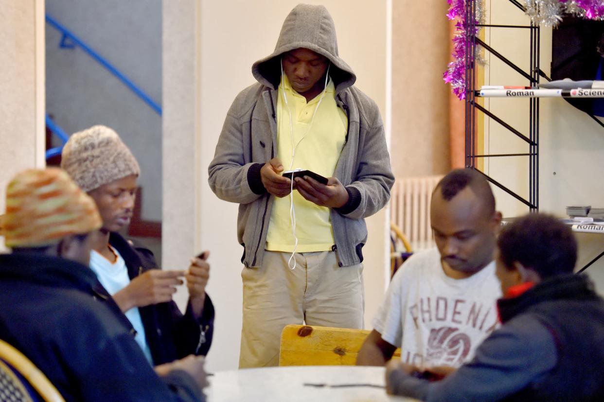 Des demandeurs d'asile au sein du centre d'accueil et d'orientation pour migrants le 4 janvier 2017 à Saint-Brévin-les-Pins. - LOIC VENANCE / AFP