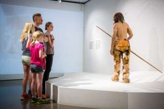 Quelques-uns des 61 tatouages d’Ötzi se trouvent  sur son dos, visibles sur cette reconstitution.. Photo flipflop-collective/South Tyrol Museum of Archaeology